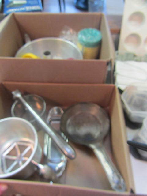 lot 77 image: Baking Pans & Gadgets