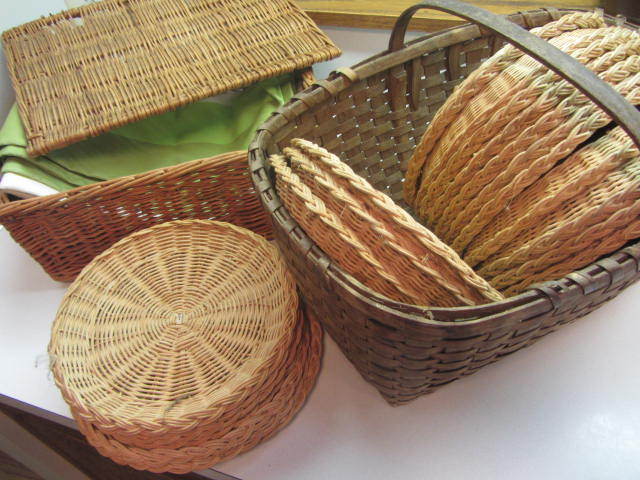 lot 90 image: Picnic Basket, Plate Holders