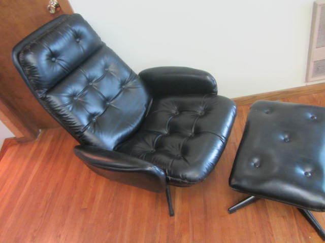 lot 52 image: Pedestal Rocker & Ottoman