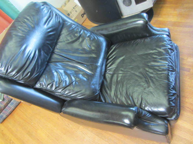 lot 63 image: Black Recliner