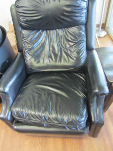 lot 64 image: Black Recliner