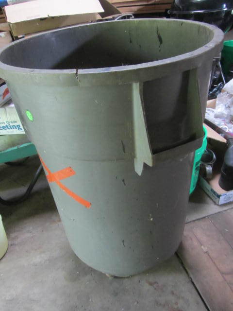 lot 172 image: Trash Can & Bag Holder
