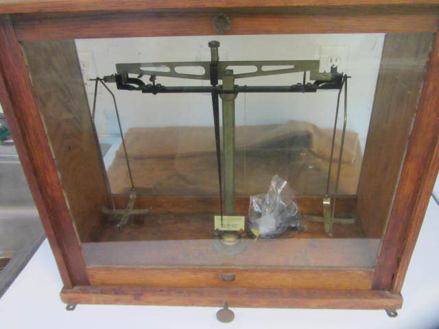 lot 189 image: Antique Scale