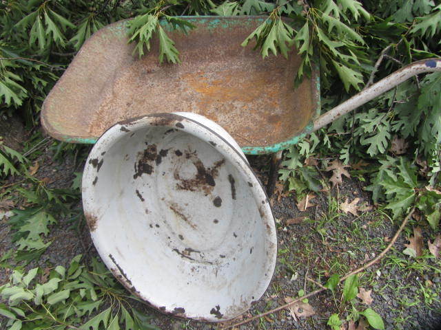 lot 163 image: Vintage Pan & Wheelbarrow