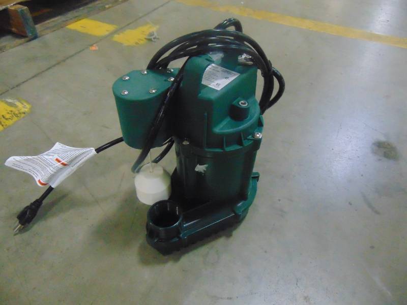 lot 437 image: Zoeller 0.75-HPCast Iron Submersible Sump Pump 1099-0001