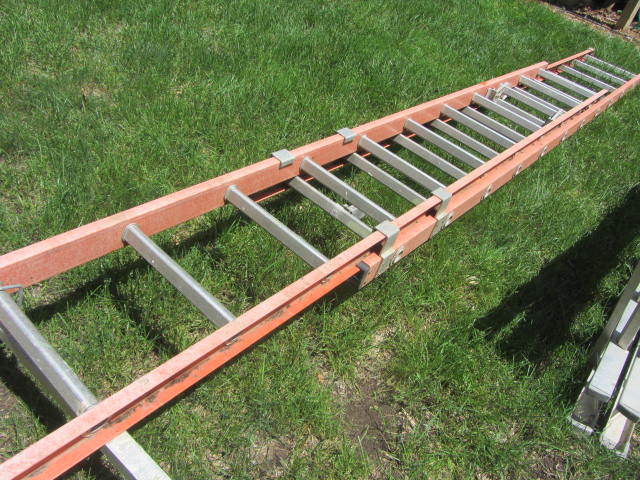 lot 55 image: Fiberglass Extension Ladder