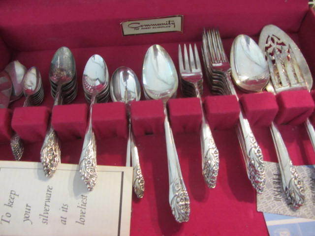 lot 76 image: Flatware