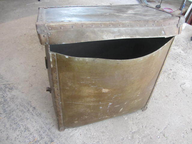 lot 84 image: Vintage Drum Case