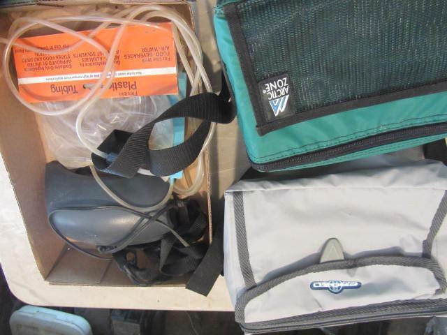 lot 185 image: Lunch Totes, Air Pump