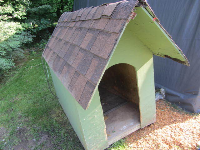 lot 227 image: Dog House