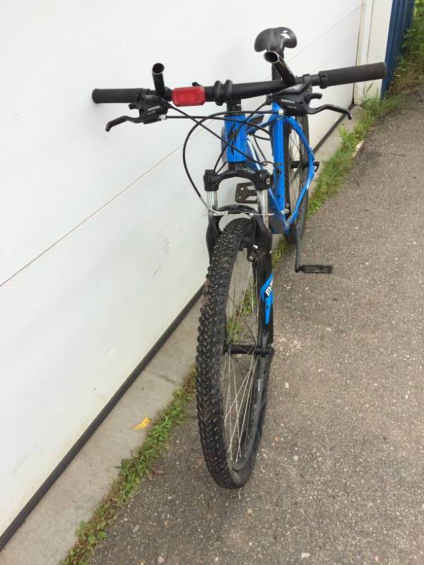 lot 57 image: 27.5 Specialized Hard Rock Mountain Bike