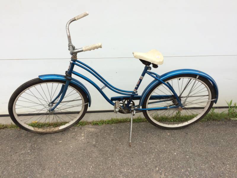 lot 3 image: Vintage 26 Blue Huffy Bike