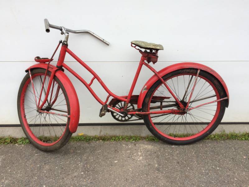lot 4 image: Vintage 26 Red Huffy Bike