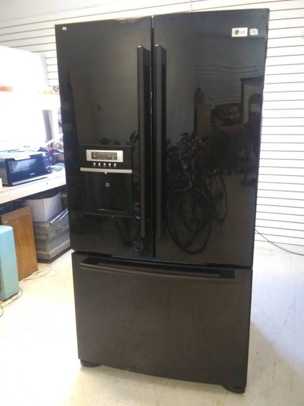 lot 4 image: Refrigerator