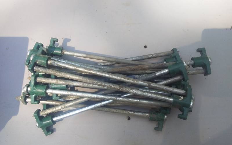20 Metal Tent Stakes