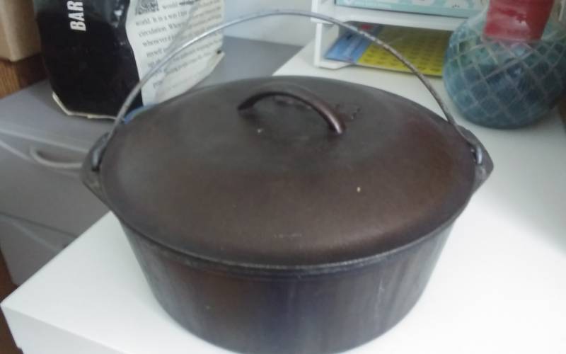 Lodge Cast Iron Pot With Lid