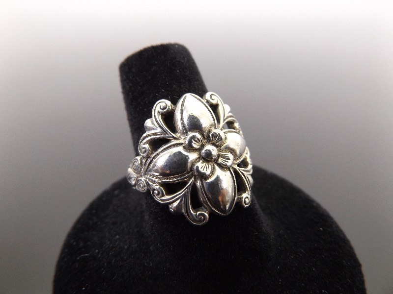 .925 Sterling Silver Flower Ring Size 8