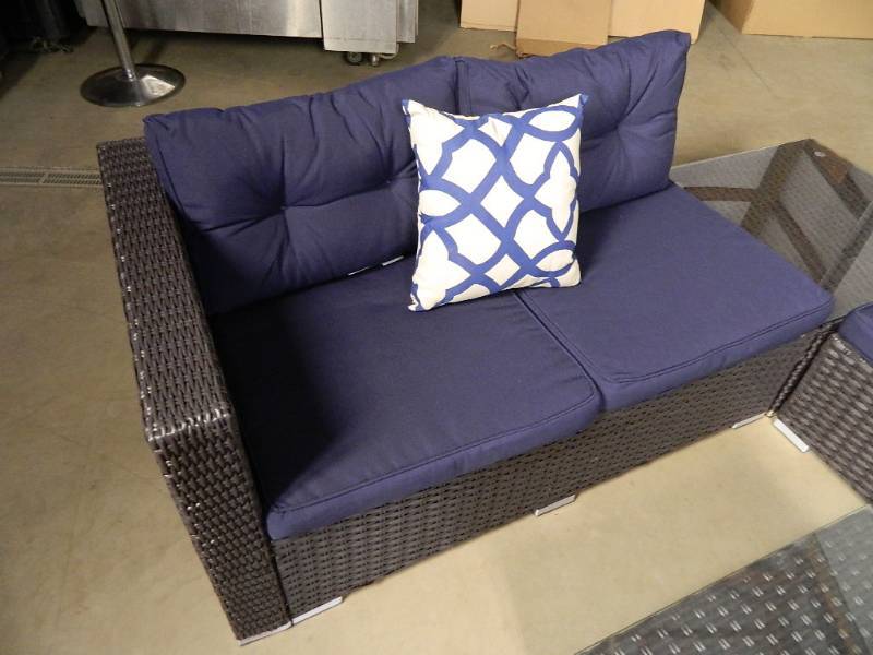 lot 1 image: New 4 Piece Patio Set