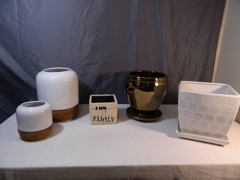 lot 83 image: 5 Assorted Planters