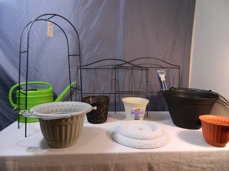 lot 196 image: New Garden Items