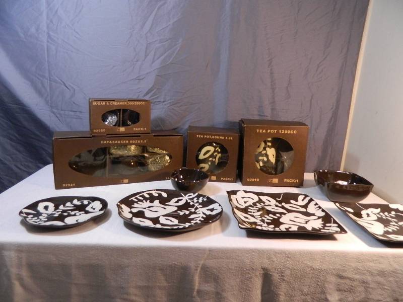 lot 198 image: New Tannex Serving Dishes