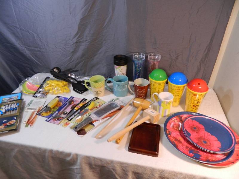 lot 253 image: Large Lot of Fun Kitchen Items