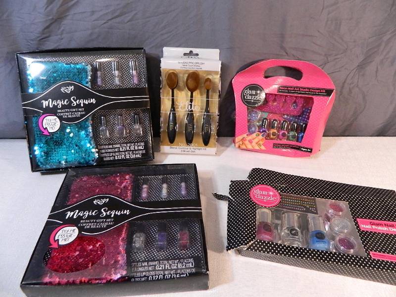 lot 278 image: 5 New Giftsets