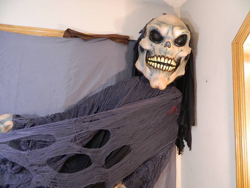 lot 296 image: Huge Scary Monster Halloween Decoration