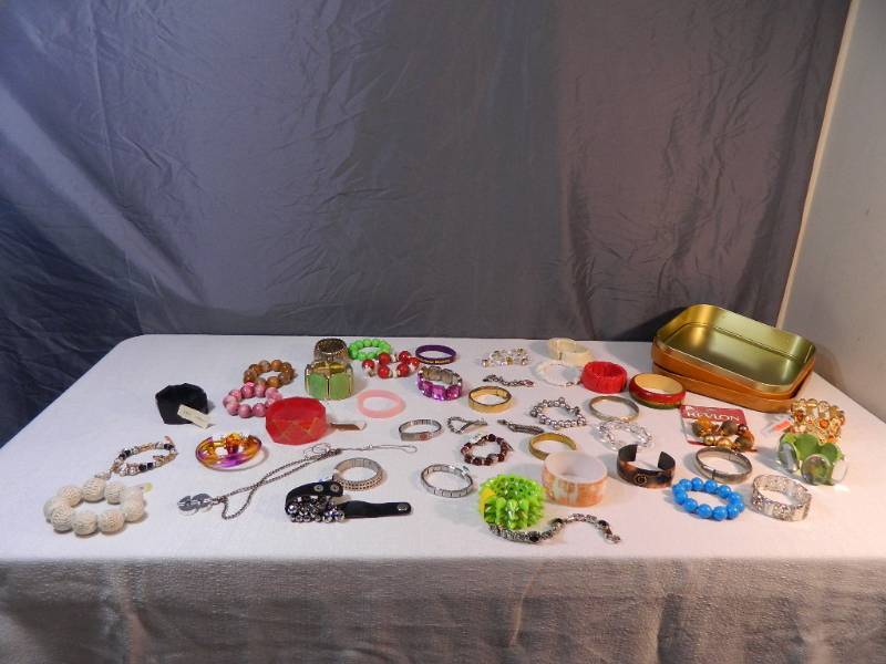 lot 21 image: Assorted Jewelry in Tin