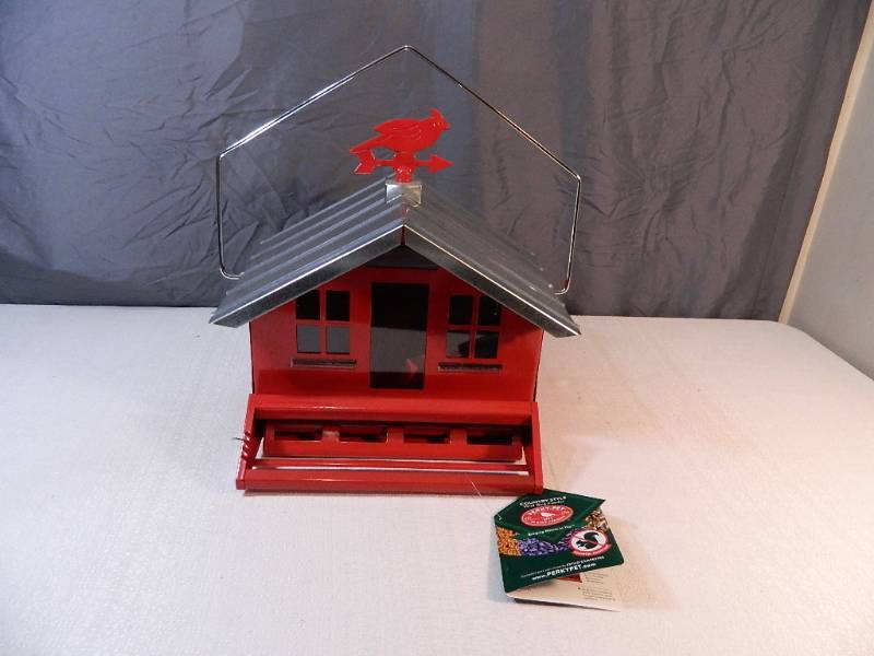 lot 60 image: New Perky Pet Country Style Wild Bird Feeder