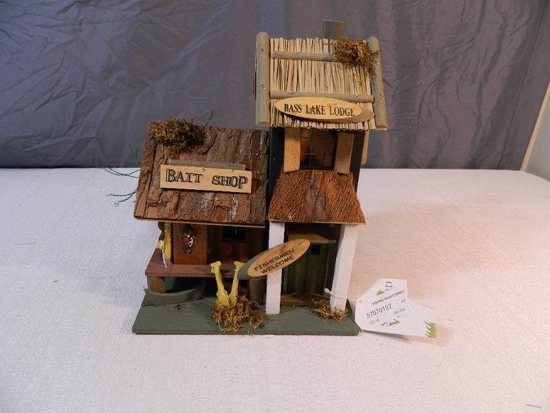 lot 177 image: New Bait Shop Bird House