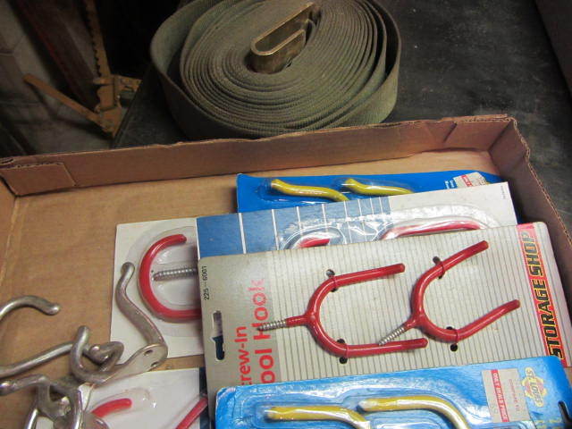 Storage Hooks, Strap
