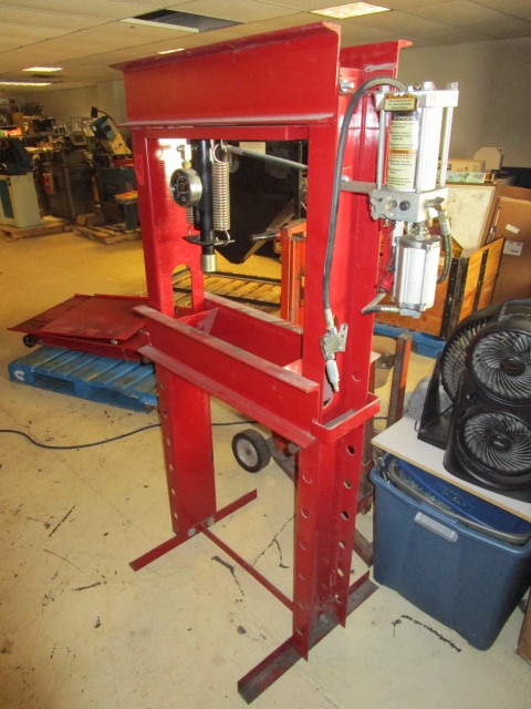 lot 512 image: 25 TON HYDRAULIC  PRESS