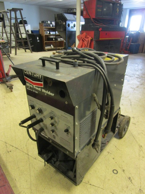 lot 513 image: CENTURY WIRE FEED WELDER