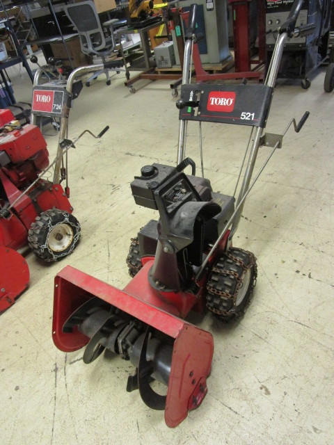 lot 525 image: TORO 21 SNOWBLOWER