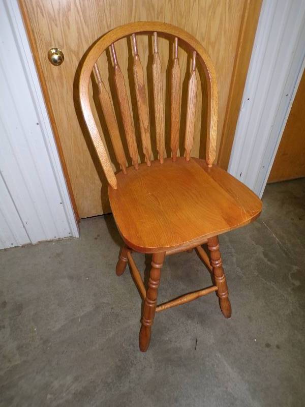 lot 54 image: Swivel Bar Stool Chair
