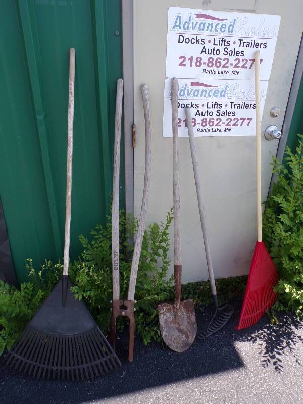 lot 59 image: 3 Rakes, Shovel and post hole digger