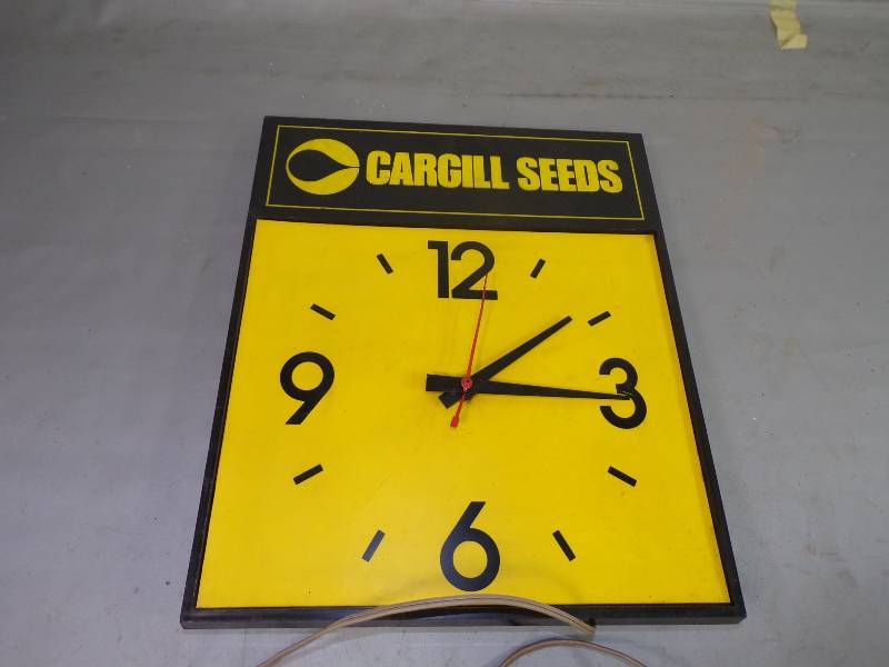 lot 60 image: Vintage Cargill Seeds Clock