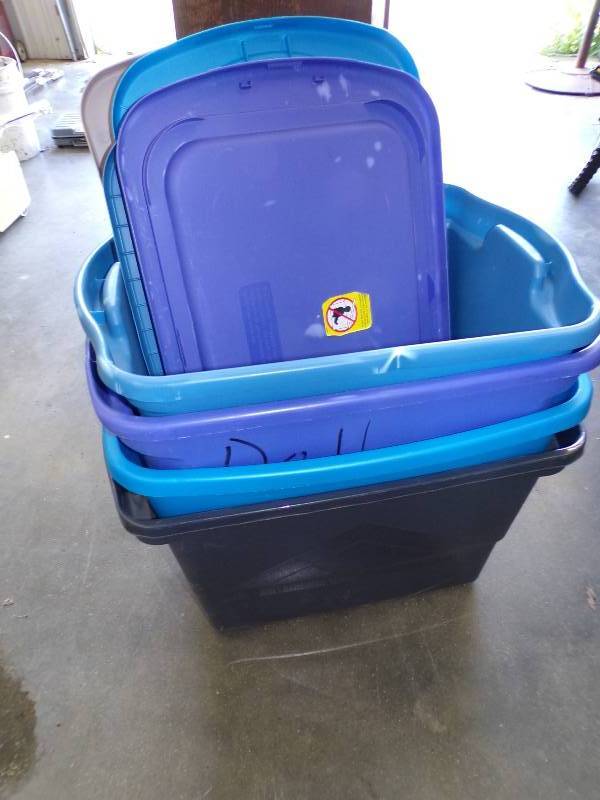 lot 70 image: 4 Large Totes with Lids