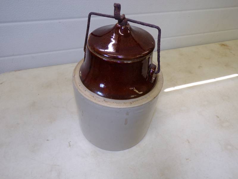 lot 81 image: Half Gallon Vintage Bail Lid Crock