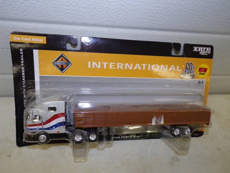 lot 13 image: ERTL International 164 Limited Edition Die Cast Metal Collector Replica