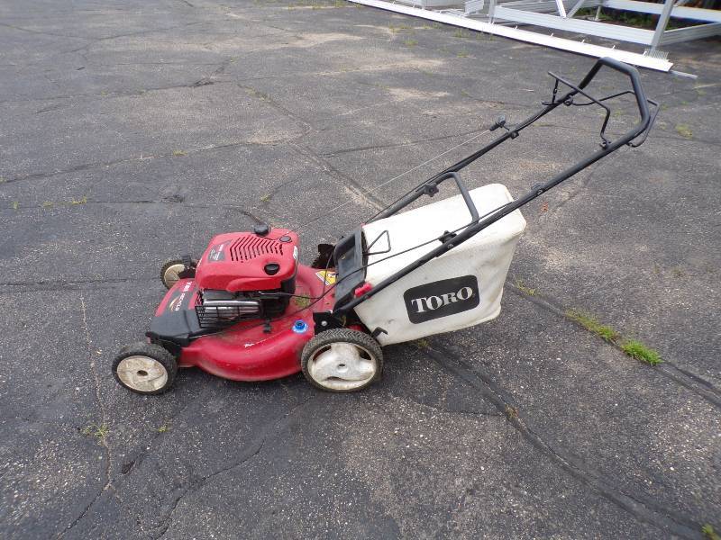 lot 22 image: Toro Push Mower with bager, Starts and runs, self propell needs new belt