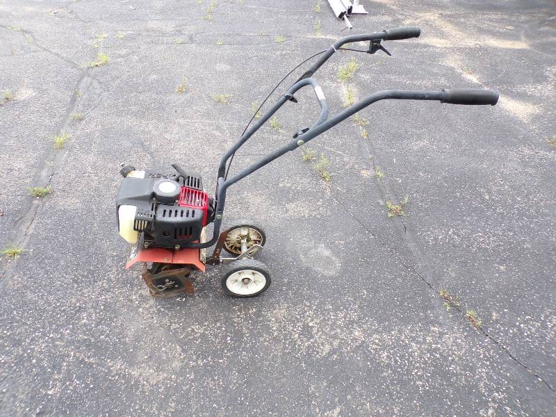 lot 23 image: Earthquake tiller, Consignor states ran when last used needs gas line