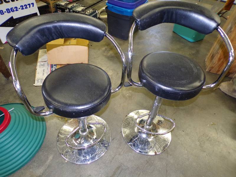 lot 24 image: Pair of Black Stools with ajustable heights