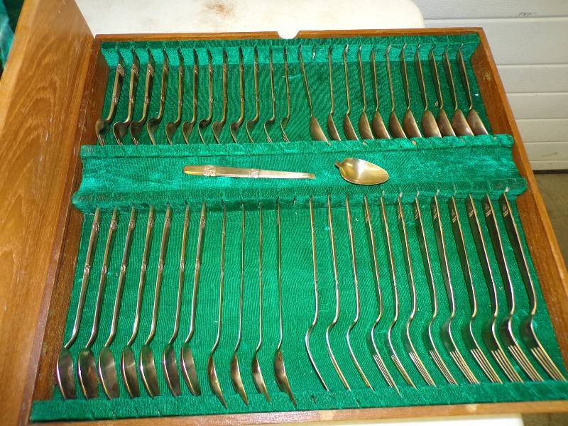 lot 26 image: Bronze Dinning ware set