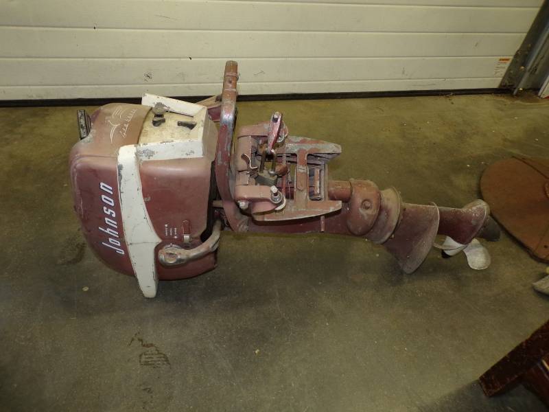 lot 29 image: Johnson 5.5 Outboard Boat Motor