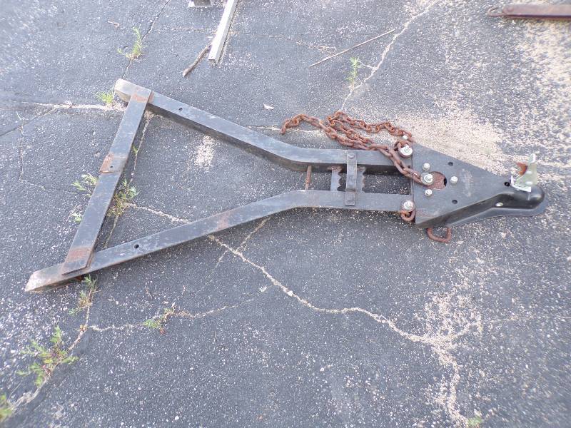lot 32 image: Vehicle Tow Bar or Trailer Hitch (black)