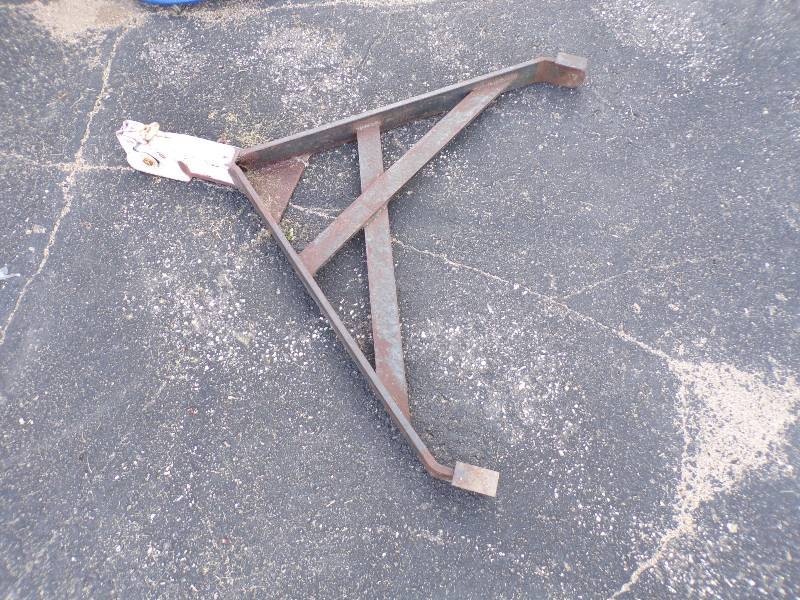lot 33 image: Vehicle Tow Bar  (white)