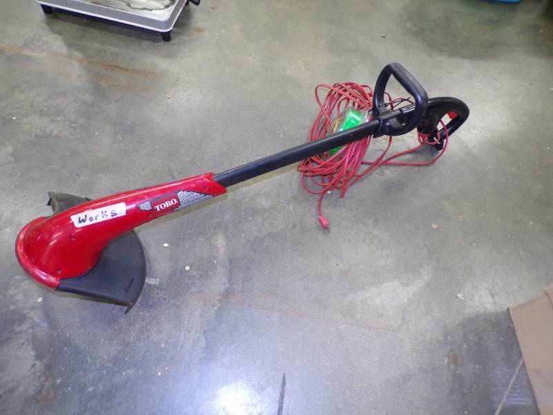 lot 38 image: Toro 13 Electric String Trimmer with cord and string