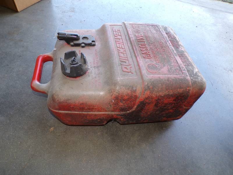lot 152 image: 6 gallon marine gas tank